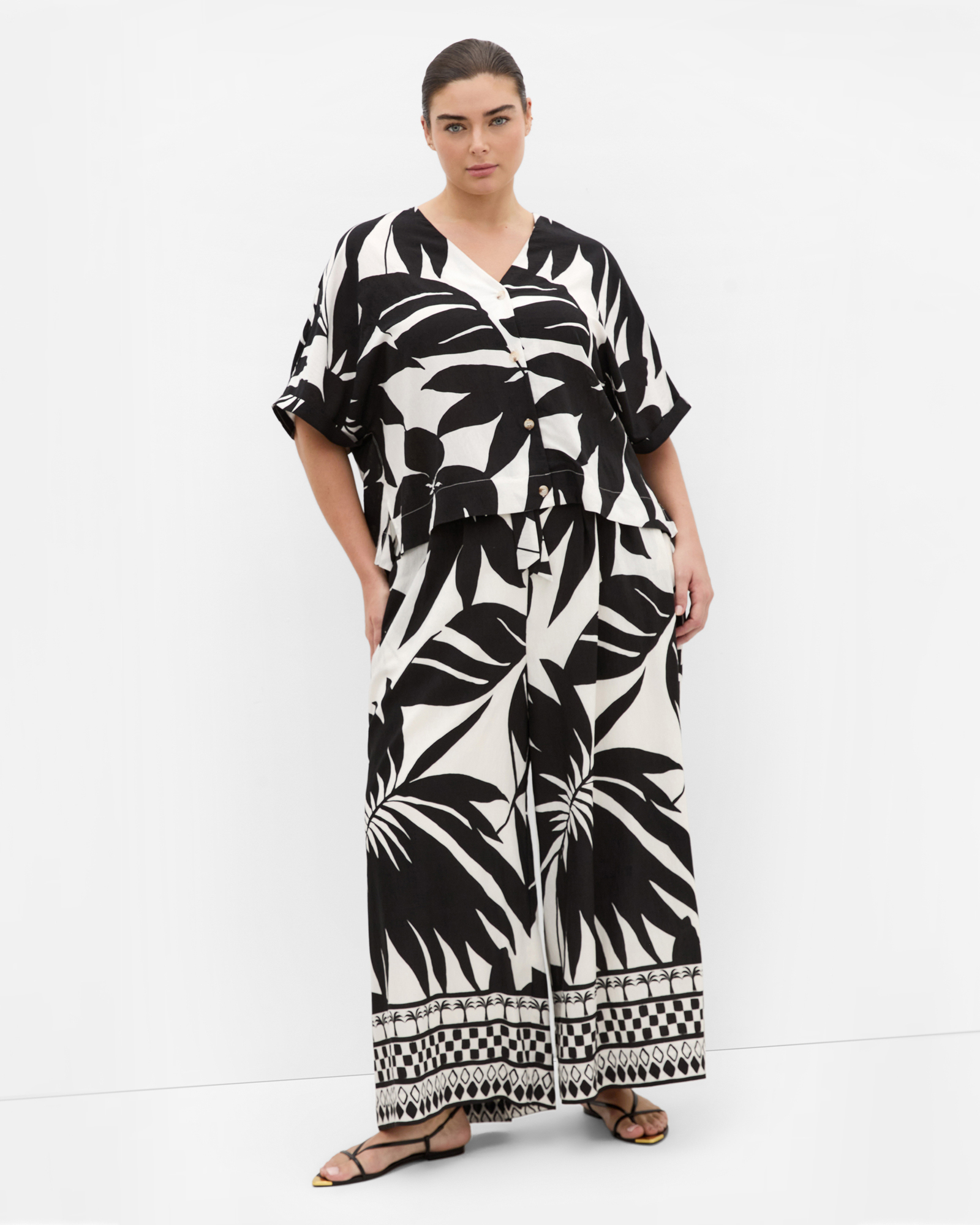 Plus size Oasis Print Shirt - black