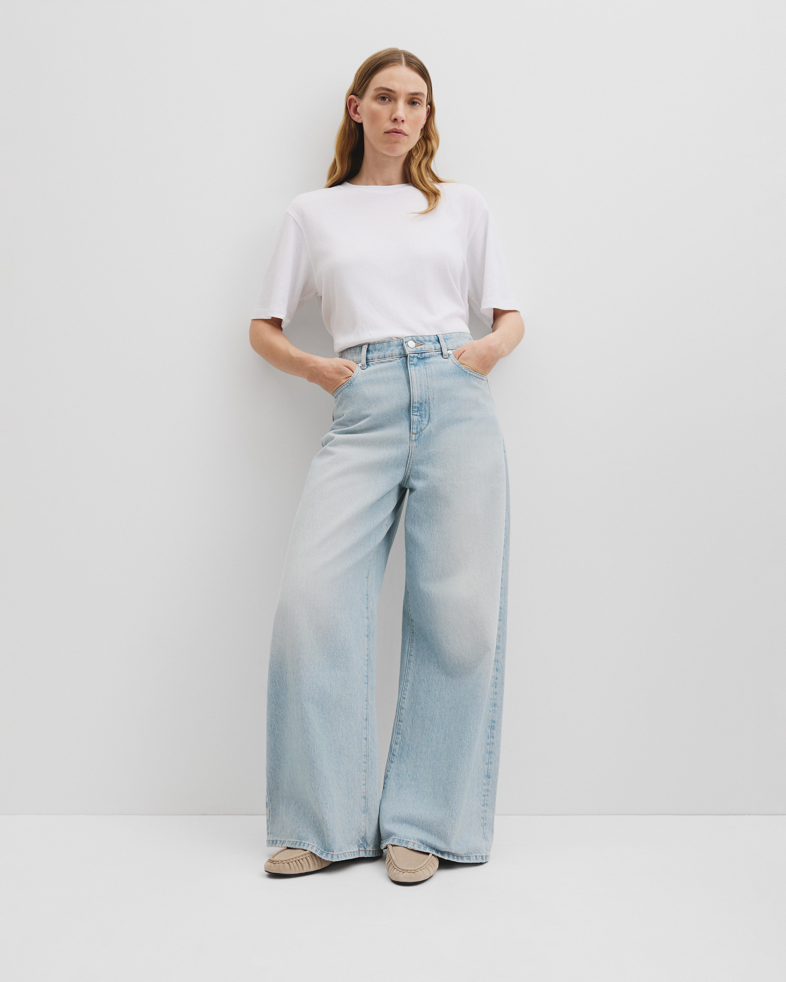 Curved Wide Leg Jean