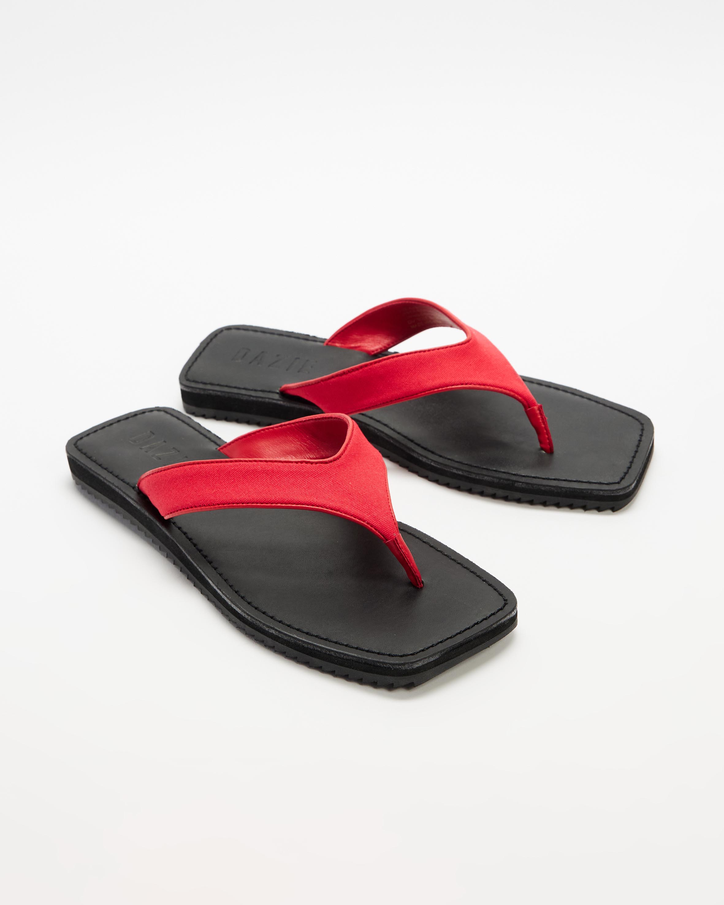 Claudia Thongs