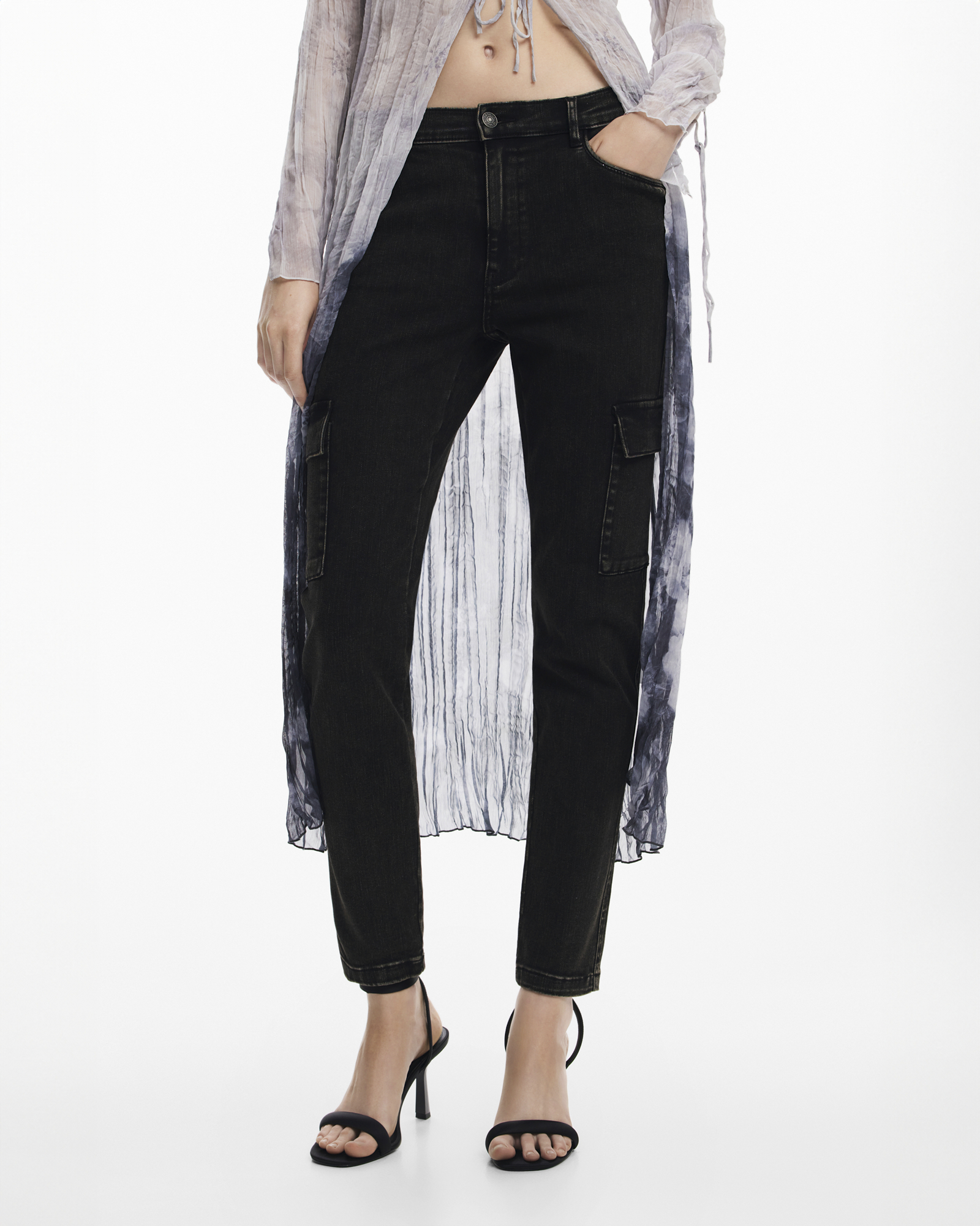 Straight jeans with multiple pockets