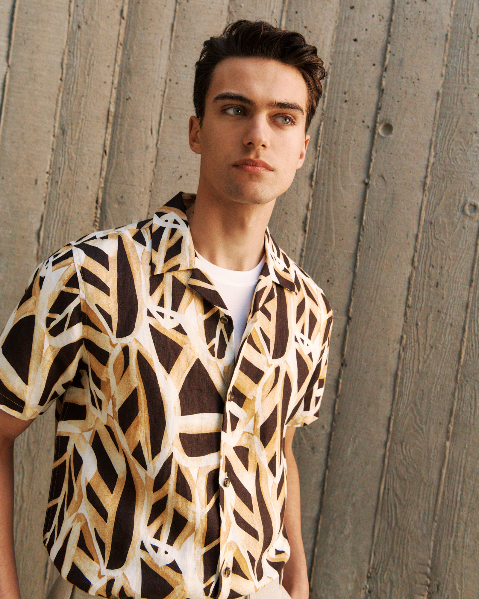 Graphic Leaf Linen Short Sleeve Shirt in Bitter Chocolate