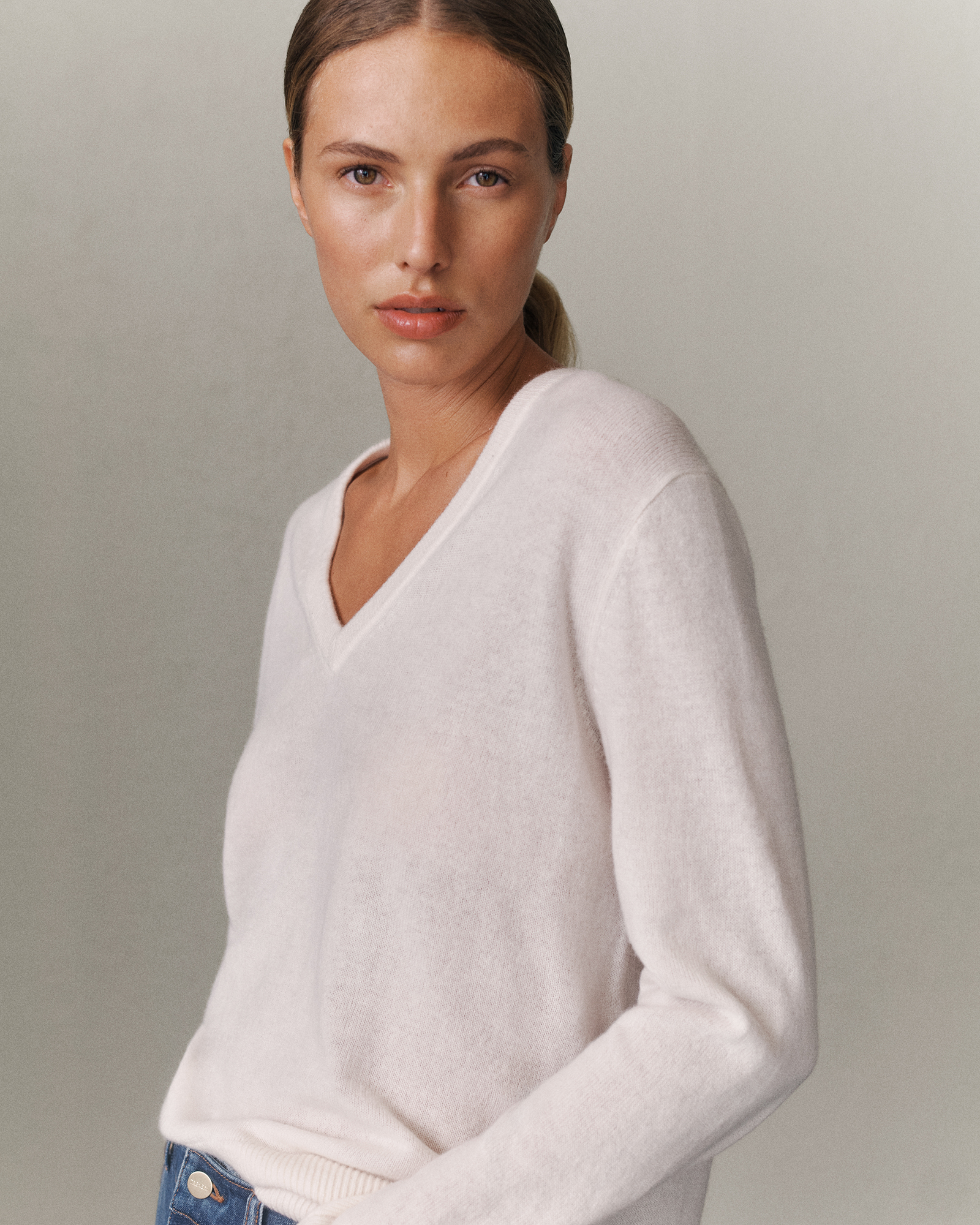 Cashmere Relaxed V-neck in Ivory