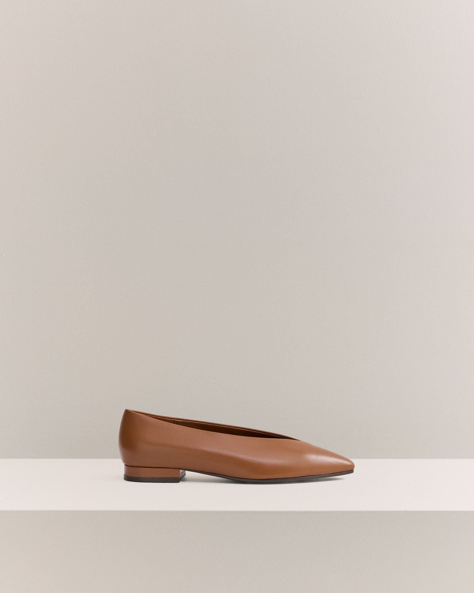 Cendre Flat in Dark Camel