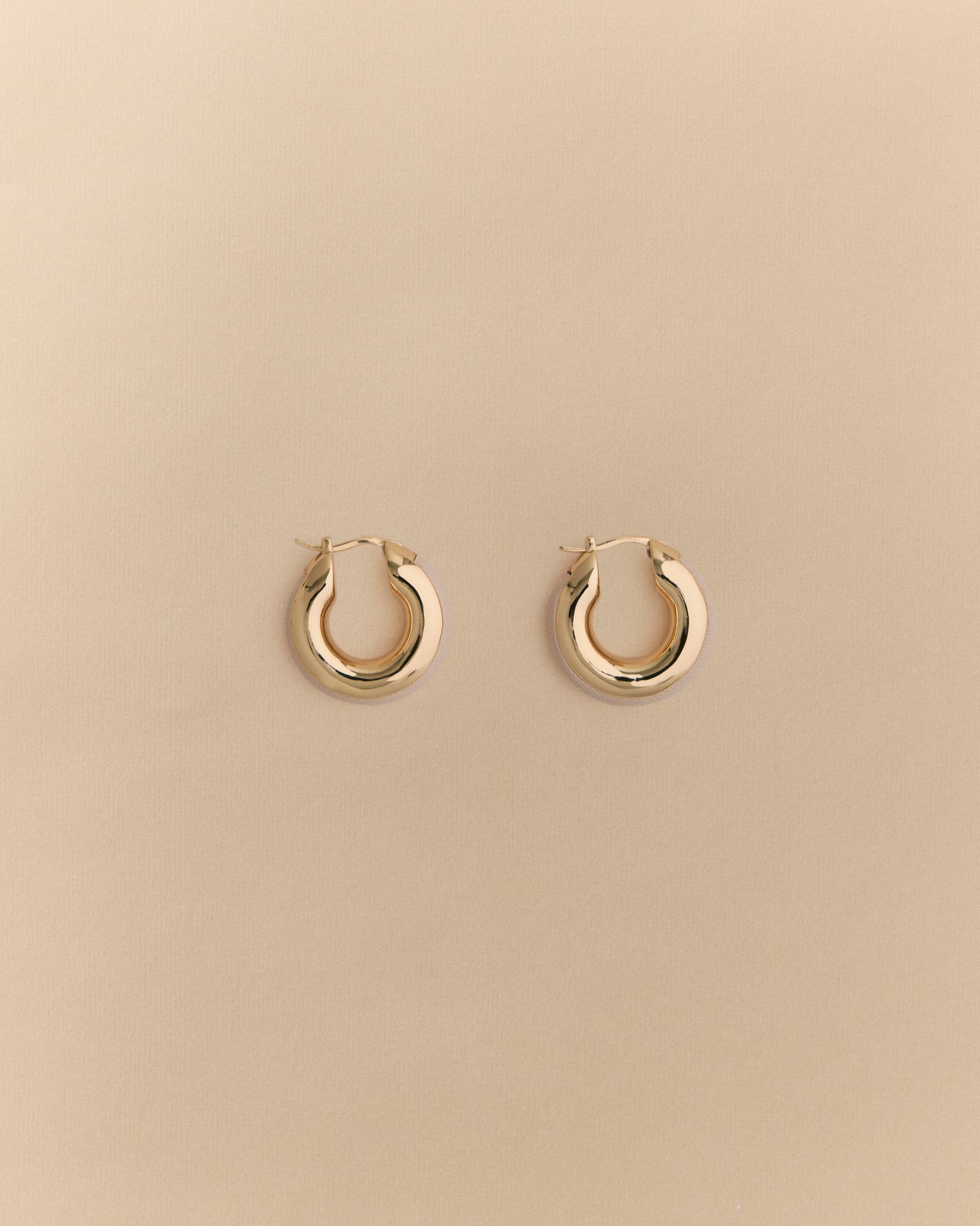 Lutra Huggie Earrings in Tahini