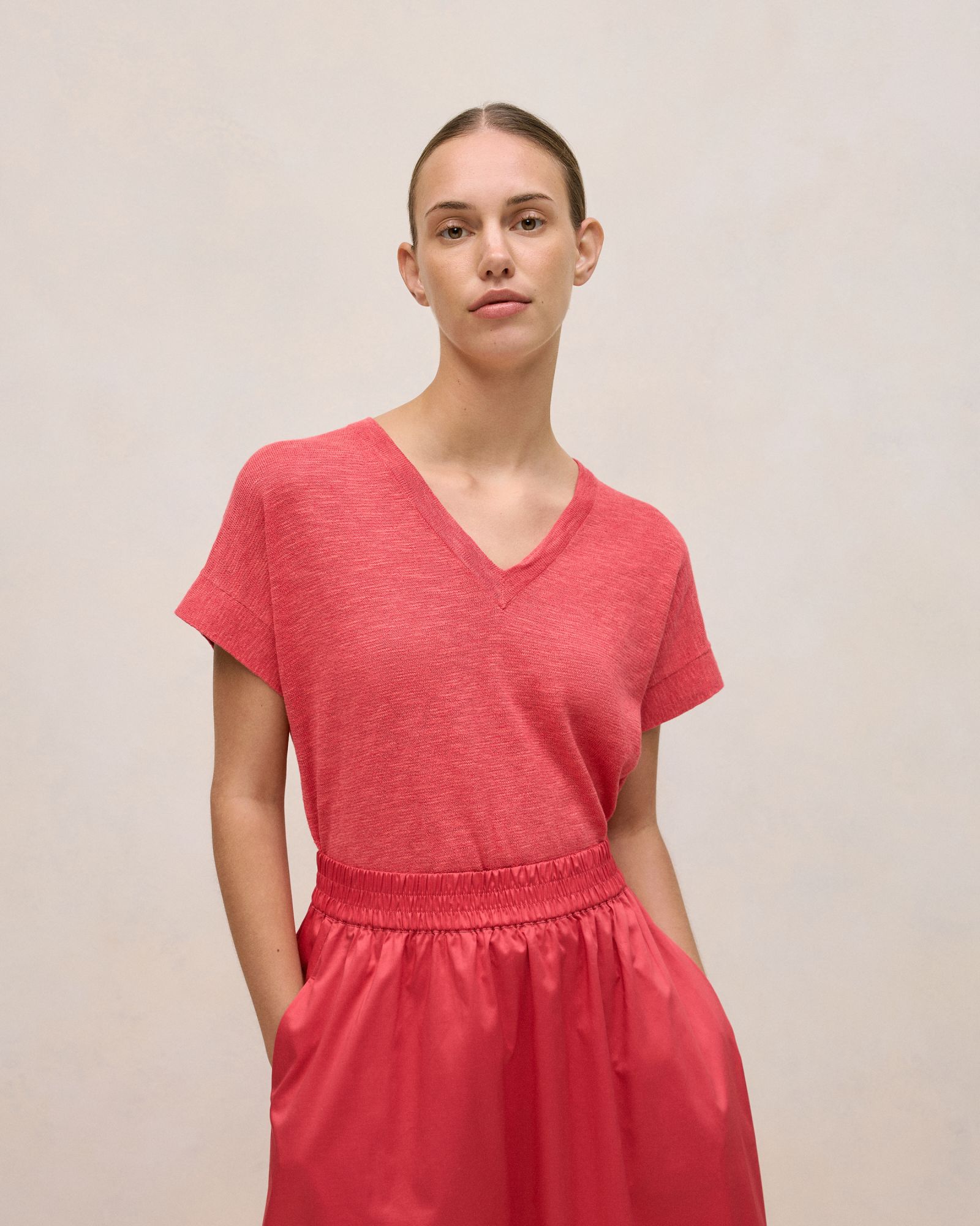 Linen Cotton Relaxed V Neck T-shirt in Crimson